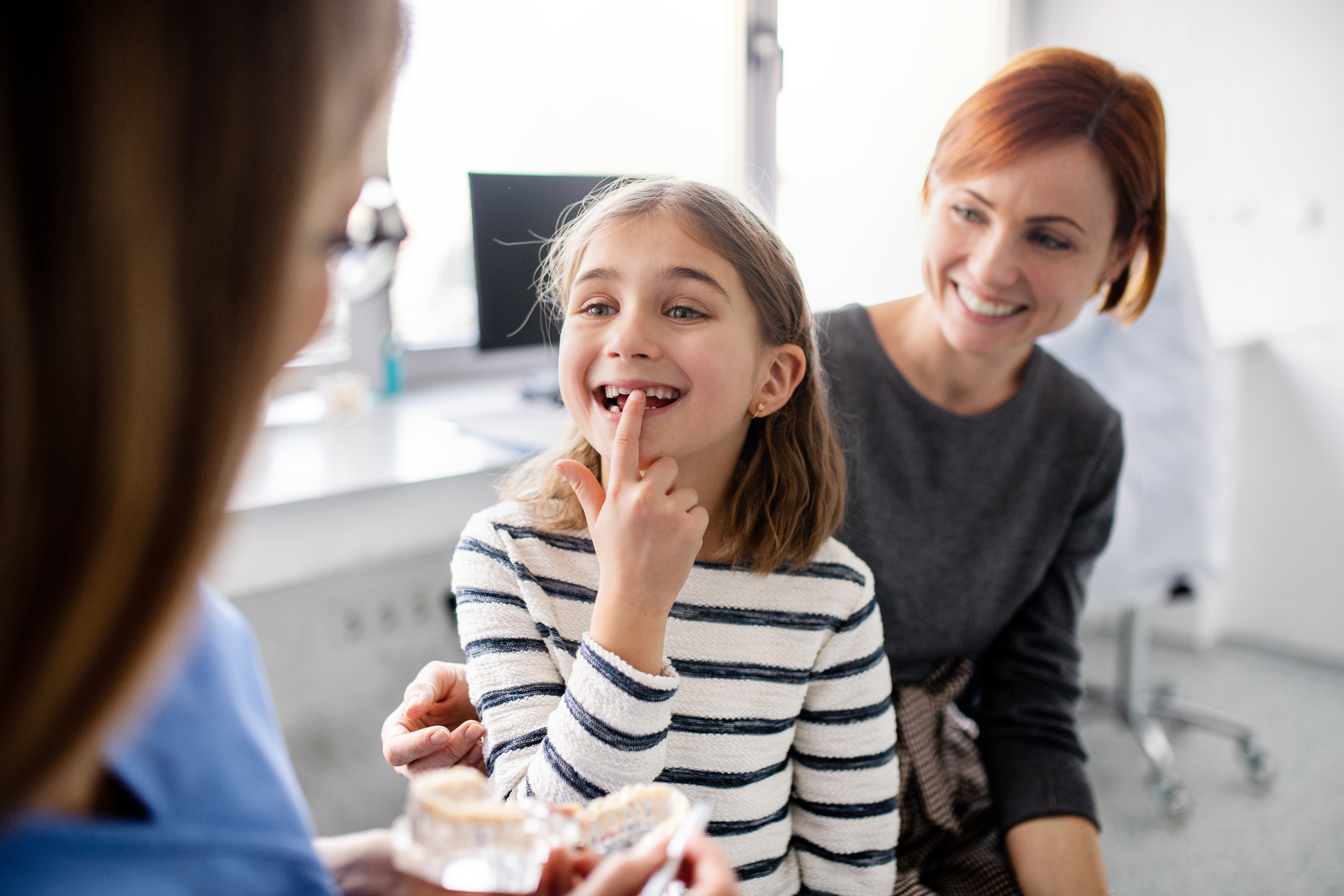 Kind in der Praxis in begleitung mit der Mutter